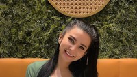 Maria Vania juga suka makan di restoran. Ia terlihat akan menikmati olahan udang dan ayam. Foto: Instagram @maria_vaniaa