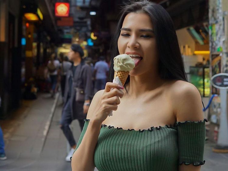 10 Potret Maria Vania yang Tampil Seksi Saat Kulineran