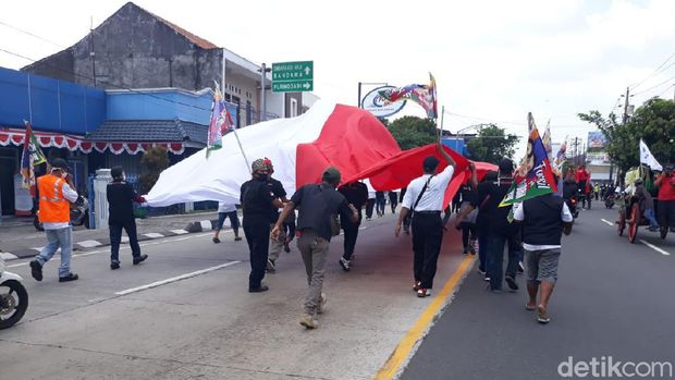 Massa turun ke jalan sambut Gibran-Teguh daftar Pilkada Solo, Jumat (4/9/2020).