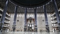 Kini masjid terbesar di Asia Tenggara itu dilengkapi dengan teknologi lampu baru yang canggih.