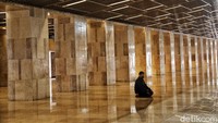 Kini jemaah menjadi tambah betah dan nyaman beribadah di masjid yang memiliki kubah berdiameter 45 meter tersebut.
