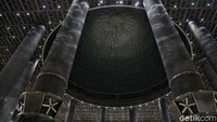 Lampu dengan berbagai temperatur berbeda membuat masjid terlihat menawan.