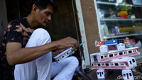 Kegiatan membuat miniatur kereta itu diketahui telah digeluti Iskandar sejak 6 tahun terakhir.