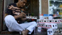 Miniatur kereta tersebut dibuat Iskandar dengan mengandalkan keahlian tangan. Ia membuat sendiri miniatur-miniatur kereta tersebut.
