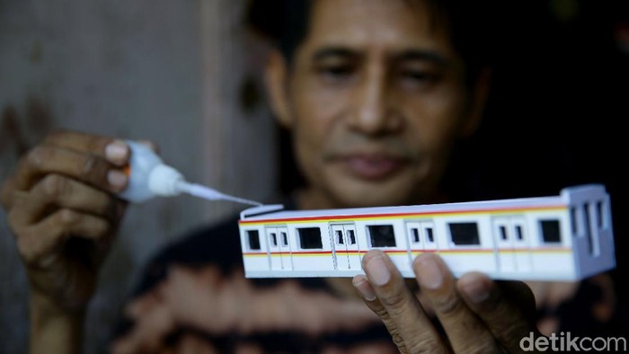 Iskandar telah 6 tahun bekerja sebagai pembuat miniatur kereta api. Miniatur kereta api buatannya tak hanya diminati di Indonesia tetapi hingga kawasan ASEAN.