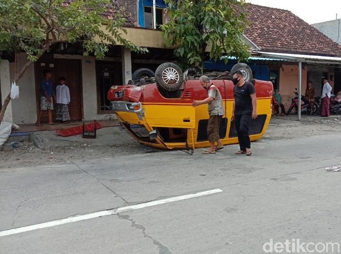 Minibus bermuatan miras terbalik di Jalan Kudus-Grobogan, Jumat (4/9/2020).