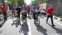 Gibran-Teguh berangkat mendaftar Pilkada Solo dengan bersepeda, sedangkan para istri naik kereta kuda.