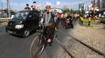 Momen Gibran-Teguh Gowes Onthel saat Daftar Pilkada Solo