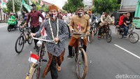 Mereka melintasi Pasar Nongko, kemudian belok ke kiri melewati Jalan RM Said, Jalan Menteri Supeno, masuk Jalan Ahmad Yani, lalu berbelok ke Jalan Letjen Suprapto dan berakhir di KPU Solo, Jalan Kahuripan Utara, Sumber, Banjarsari.