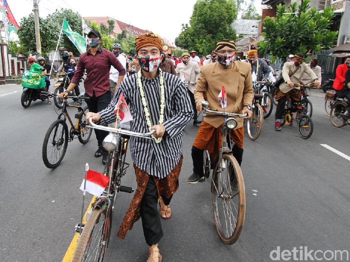 Pasangan Gibran Rakabuming Raka-Teguh Prakosa berangkat ke KPU Solo untuk mendaftar sebagai peserta Pilkada Solo. Gibran-Teguh berangkat naik sepeda onthel.