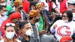 Momen Gibran-Teguh Gowes Onthel saat Daftar Pilkada Solo