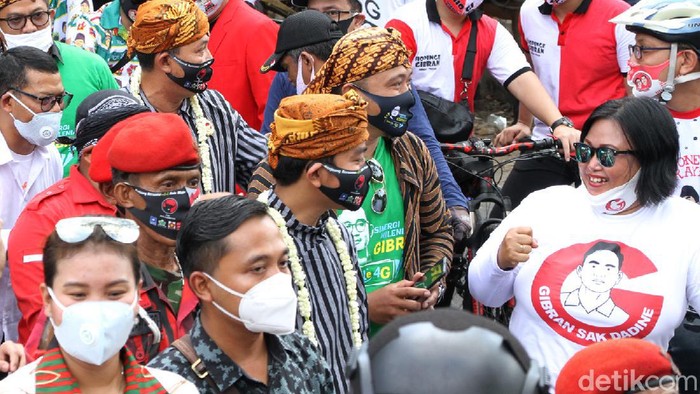 Pasangan Gibran Rakabuming Raka-Teguh Prakosa berangkat ke KPU Solo untuk mendaftar sebagai peserta Pilkada Solo. Gibran-Teguh berangkat naik sepeda onthel.