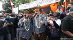 Momen Gibran-Teguh Gowes Onthel saat Daftar Pilkada Solo