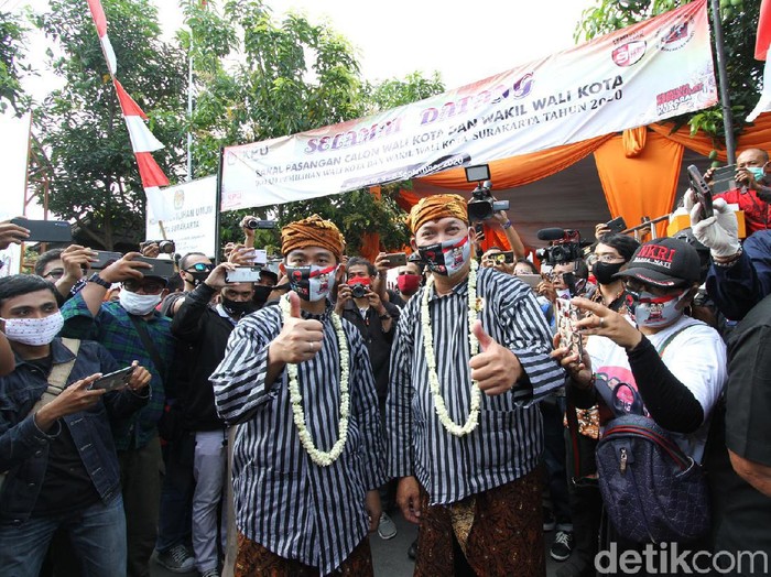 Pasangan Gibran Rakabuming Raka-Teguh Prakosa berangkat ke KPU Solo untuk mendaftar sebagai peserta Pilkada Solo. Gibran-Teguh berangkat naik sepeda onthel.