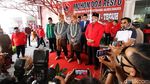 Momen Gibran-Teguh Gowes Onthel saat Daftar Pilkada Solo