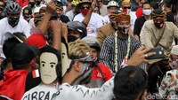 Tiba di kantor KPU, Gibran-Teguh dan perwakilan partai dipersilakan masuk ke dalam ruangan KPU Solo. Sementara para pengantar hanya menunggu di halaman KPU Solo.