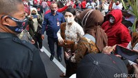 Selvi Ananda tampak cantik saat mendampingi suaminya, Gibran Rakabuming Raka, mendaftar Pilkada Solo siang ini. Selvi mengenakan kebaya brokat berwarna putih gading dan masker dengan bahan yang sama.