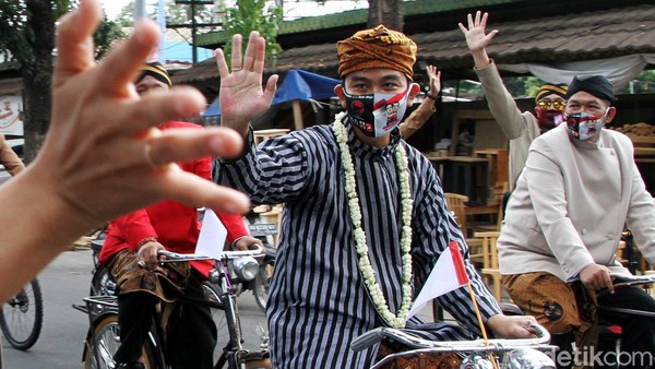 Momen Gibran-Teguh Gowes Onthel saat Daftar Pilkada Solo