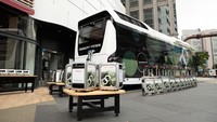 Charging station berupa bus hidrogen Toyota ini bisa dibawa ke mana pun. Nantinya Moving e akan memasok listrik di lokasi yang dibutuhkan. Lebih khusus lagi, perangkat portable external power output dan baterai portabel akan digunakan untuk menyedot tenaga listrik dari bus hidrogen. Listrik itu akan dialiri ke peralatan elektrik yang dipakai. Foto: Toyota