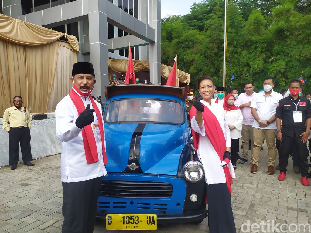 Bakal cawalkot dan cawali Tangsel Muhamad dan Rahayu Saraswati Djojohadikusumo daftar Pilkada Tangsel di KPU.