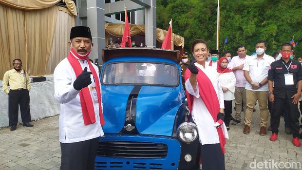 Bakal cawalkot dan cawali Tangsel Muhamad dan Rahayu Saraswati Djojohadikusumo daftar Pilkada Tangsel di KPU.