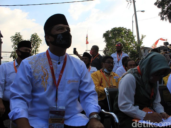 Nia Kurnia didampingi suaminya Dadang Nasep saat daftar ke KPU Bandung