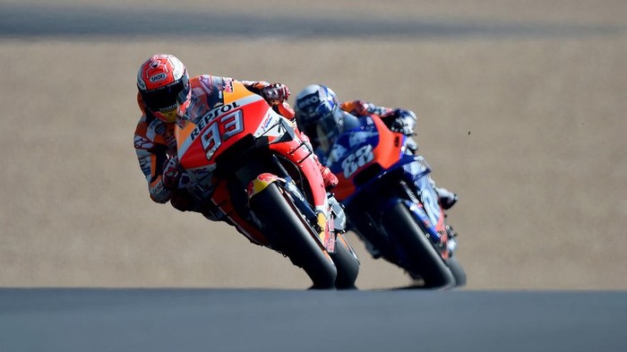 (From L) Repsol Honda Teams Spanish rider Marc Marquez drive ahead Red Bull KTM  Tech3 Racing Portuguese rider Miguel Oliveira during the first MotoGP free practice session, ahead of the French Motorcycle Grand Prix,on May 17, 2019, in Le Mans, northwestern France. (Photo by JEAN-FRANCOIS MONIER / AFP)