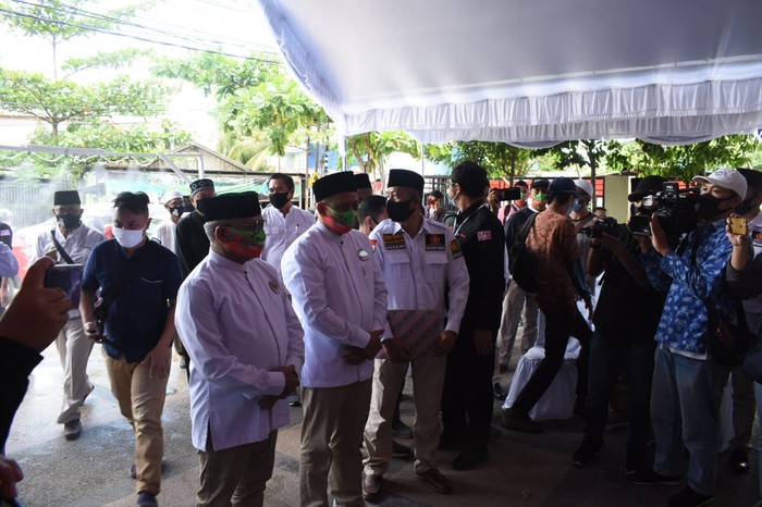 Pasangan Abdul Haris Makkie – Ilham Nor tiba di Kantor KPU Kota Banjarmasin, Kalsel