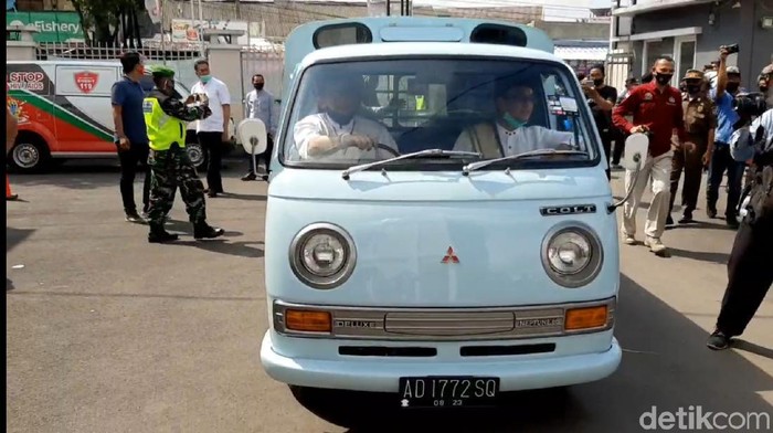 Pasangan Ade Sugianto-Cecep menunggangi mobil tua saat daftar ke KPU Tasikmalaya
