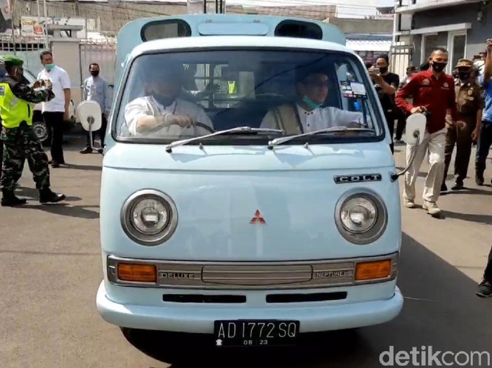 Pasangan Ade Sugianto-Cecep menunggangi mobil tua saat daftar ke KPU Tasikmalaya
