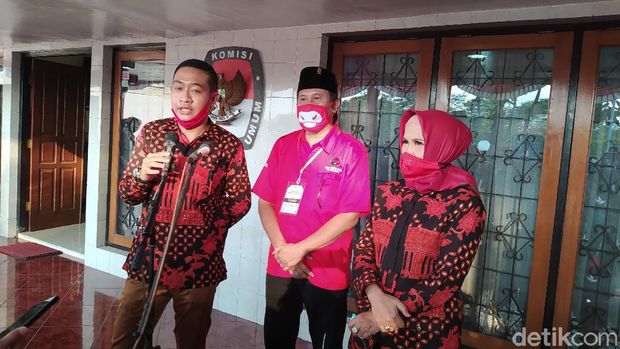 Pasangan Aji Setyawan dan Windarti Agustina mendaftar Pilwalkot Magelang