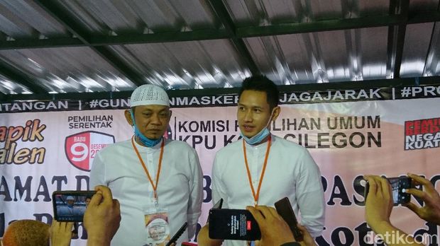 Pasangan bakal calon wali kota-wakil wali kota, Ali Mujahidin-Lian Firman, mendaftarkan diri ke KPU Cilegon lewat jalur independen (M Iqbal/detikcom)