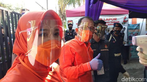 Pasangan bakal calon wali kota-wakil wali kota Makassar Danny-Fatma (Hermawan-detikcom).