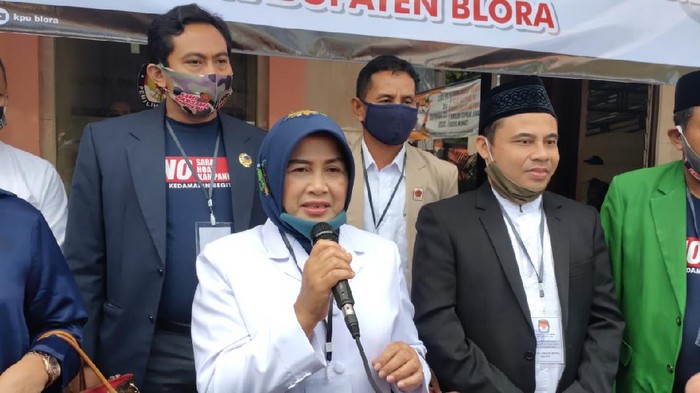 Pasangan calon Umi Kulsum-Agus usai menyerahkan berkas pencalonan di KPU Blora