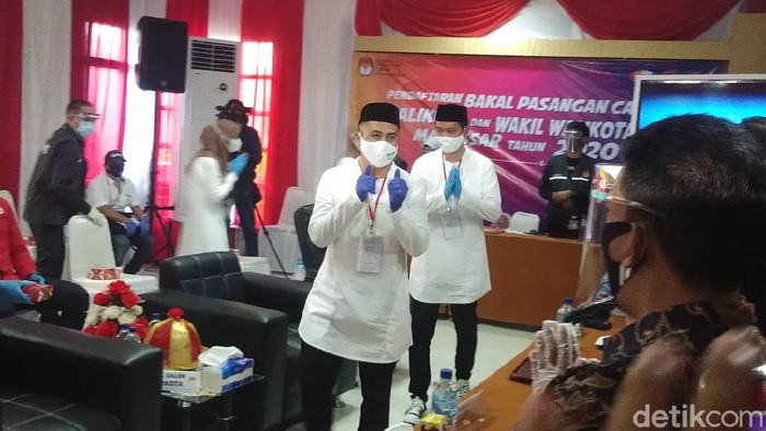 Pasangan Deng Ical-dr Fadli (Dilan) mendaftar ke KPU Makassar (Hermawan-detikcom).