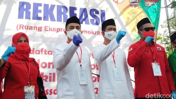 Pasangan Deng Ical-dr Fadli (Dilan) mendaftar ke KPU Makassar (Hermawan-detikcom).
