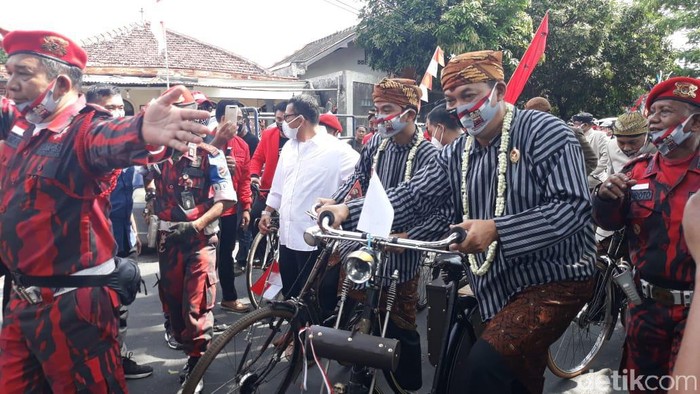 Pasangan Gibran Rakabuming dan Teguh Prakosa gowes ke KPU Solo
