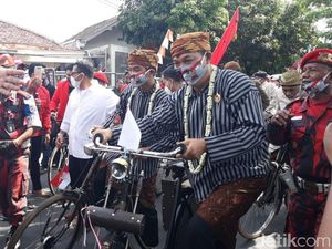 Diiringi Gending Jawa, Gibran-Teguh Gowes Berangkat Daftar Pilkada Solo