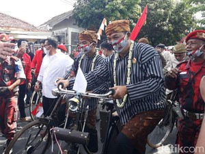 Diiringi Gending Jawa, Gibran-Teguh Gowes Berangkat Daftar Pilkada Solo