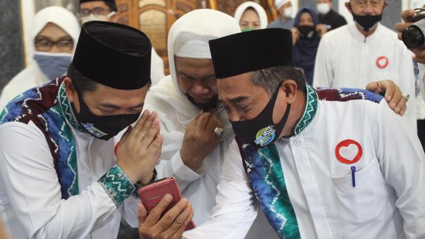 Pasangan Ibnu Sina-Arifin Noor menunaikan salat di masjid sebelum mendaftar ke KPU Kota Banjarmasin