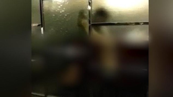 Pasangan Ini Tertangkap Mesum di Dalam Restoran