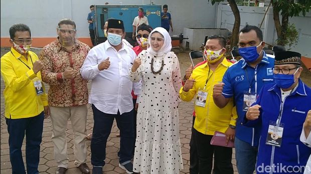 Pasangan Laila Fadia Elfouz Rafiq dan pasangannya Riswadi resmi daftar Pilkada Pekalongan 2020