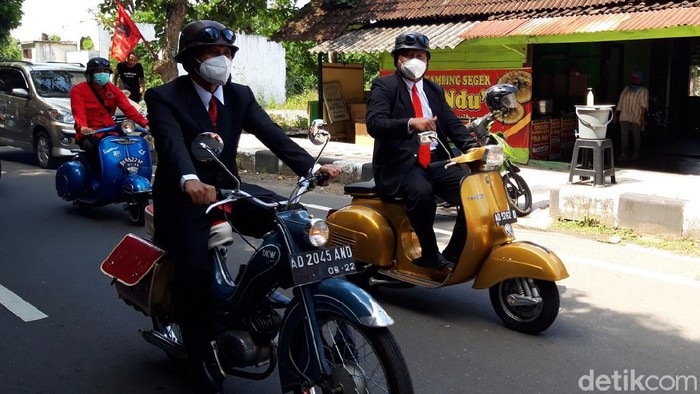 Pasangan M Said Hidayat-Wahyu Irawan mendaftar Pilkada Boyolali naik motor klasik, Jumat (4/9/2020).