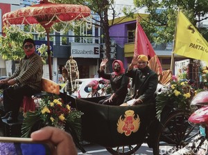 Bupati Petahana Daftar Pilkada Klaten Naik Kereta Kencana