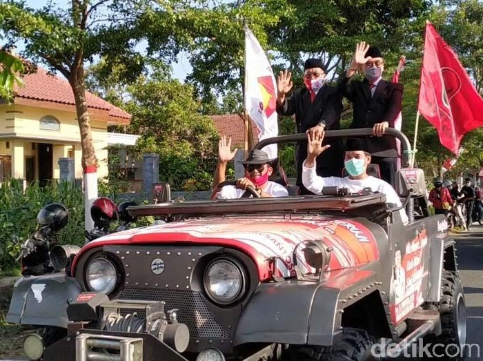 paslon petahana Santoso-Tjujuk Sunario (Satrio)Saat Daftar ke kpu blitar