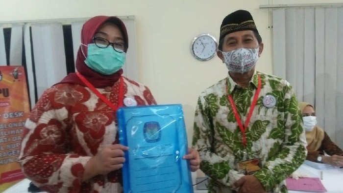 Pendaftaran pasangan Bupati petahana Sragen Kusdinar Untung Yuni Sukowati-Suroto di kantor KPU Sragen, Jumat (4/9/2020).