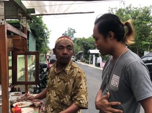 Penjual Bakso Ini Sering Ajak Pembeli Bercanda Sampai Ngakak