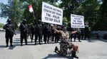 Melihat Lagi Foto Penyerangan Polsek Ciracas yang Dipicu Sebaran Hoax