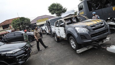 Melihat Lagi Foto Penyerangan Polsek Ciracas yang Dipicu Sebaran Hoax