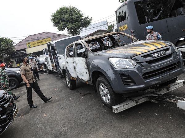 Melihat Lagi Foto Penyerangan Polsek Ciracas yang Dipicu Sebaran Hoax